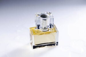 Home square clear glass perfume bottle is a fashionable item for both women and men.
